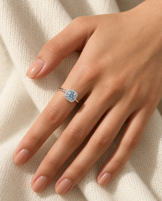 Anello Moissanite Blu Mare da 1 Carato VVS1 in Argento 925 - indossato alla mano