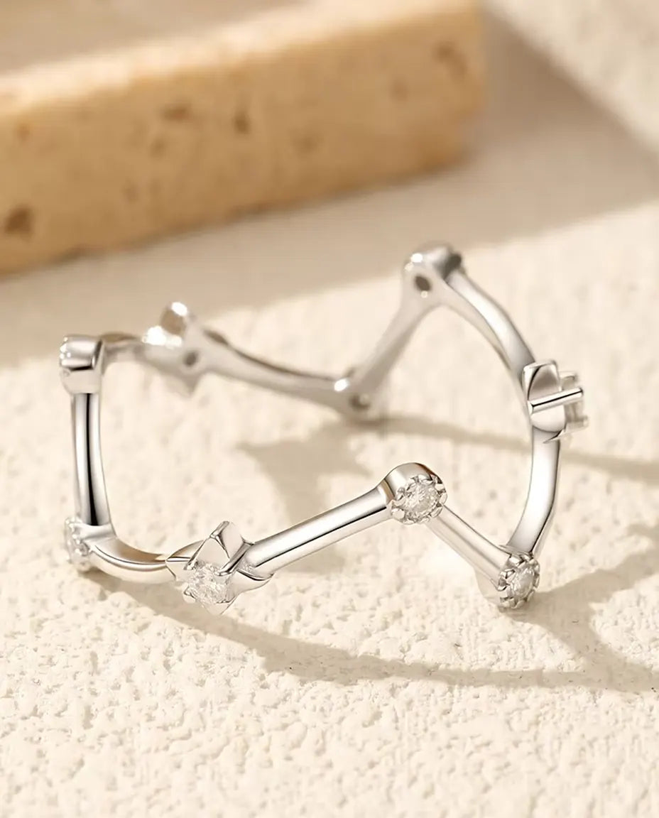 Anello di moissanite costellazione – nove pietre colore D su fascia da 1,1 mm, argento 925, misure 5-9
