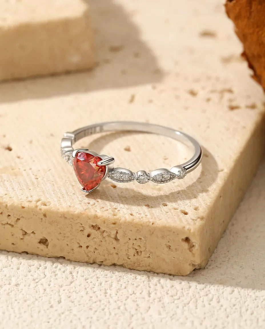 Anello Moissanite Cuore Rosso 0,5 ct Colore D VVS1 – Fascia Millegrain con Zirconi, Argento 925