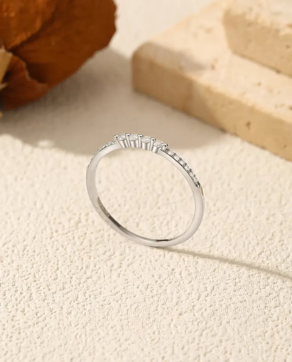 Anello moissanite curvo - 16 pietre degradanti su fascia pavé curva, argento 925, misure US 5-9