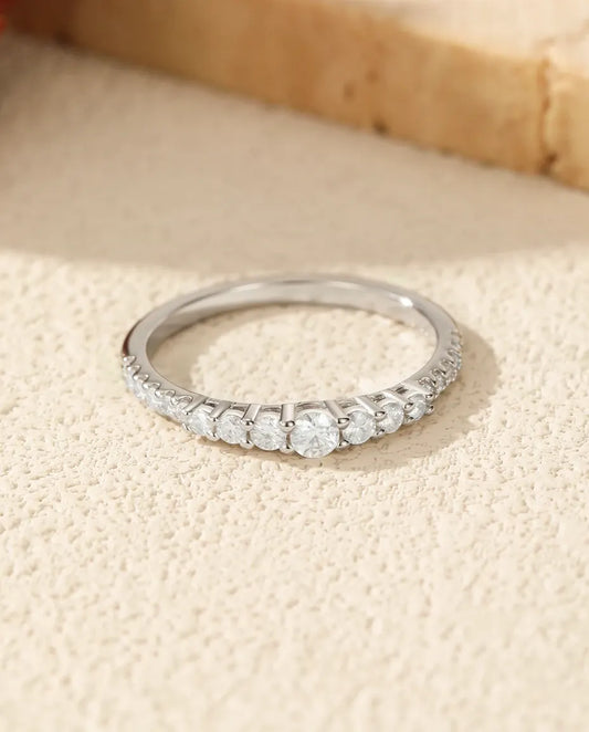 Anello Moissanite a Scalare con 19 Pietre Rotonde Colore D in Argento 925, Fedina Impilabile