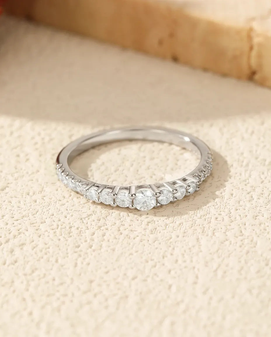 Anello Moissanite a Scalare con 19 Pietre Rotonde Colore D in Argento 925, Fedina Impilabile