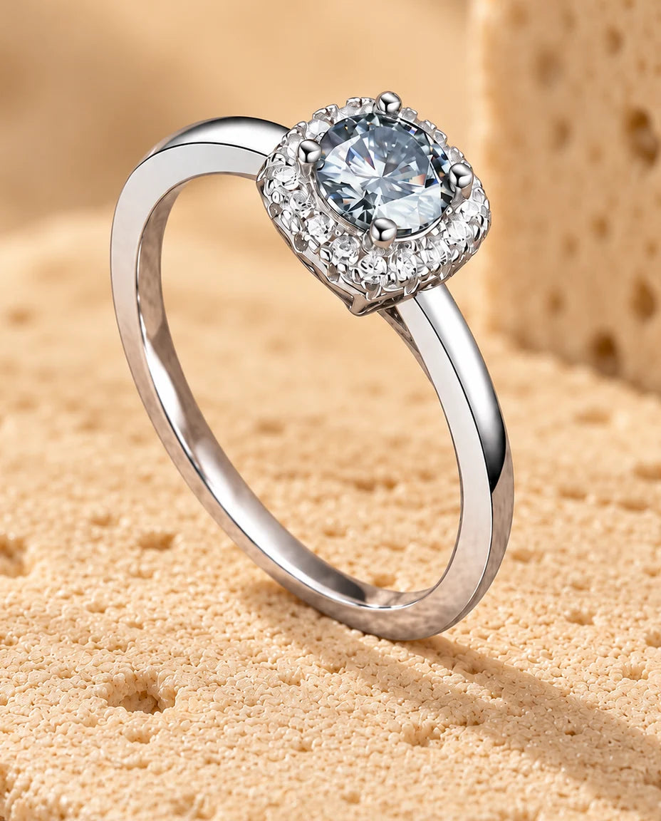 Anello Moissanite 0 - esposto su un blocco di travertino