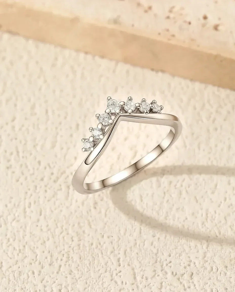 Anello Moissanite Impilabile a V – Corona con 7 Pietre Colore D VVS1 in Argento 925