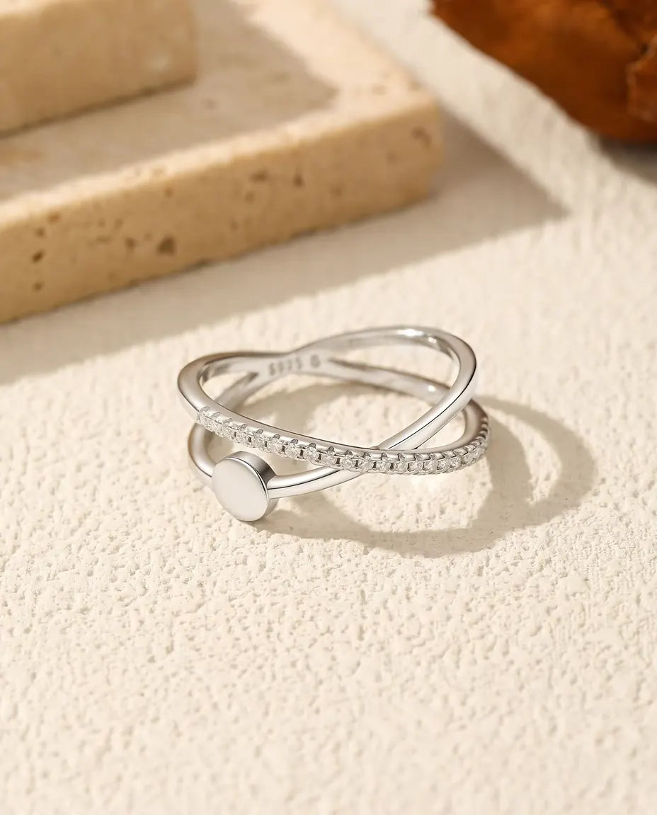 Anello incrociato con moissanite - fascia a X con pavé e disco lucido da 4,5 mm in argento 925, misure 5-9