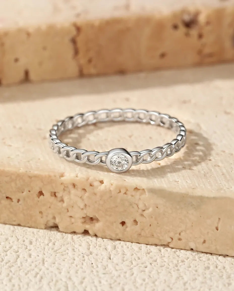 Anello Moissanite a Maglia Grumette – Solitario Tondo a Cornice, Argento 925, Fedina Sottile Impilabile