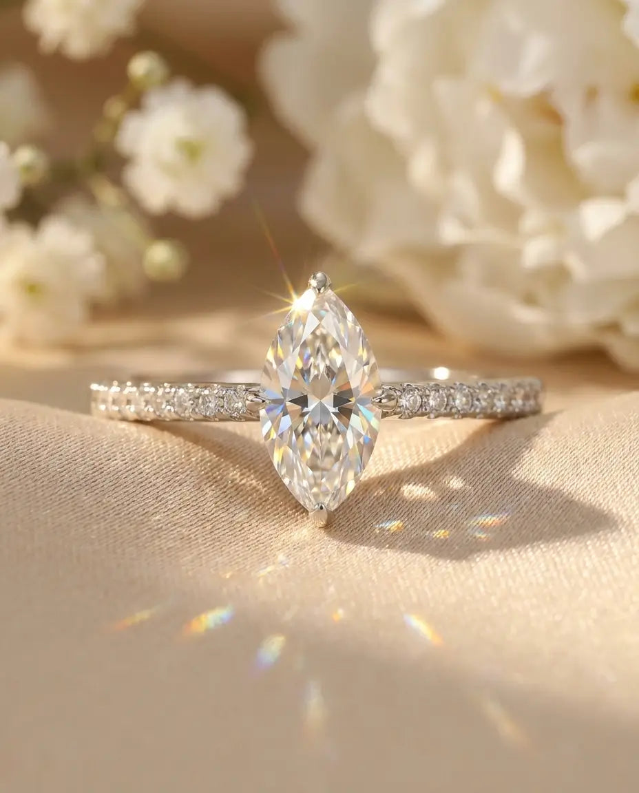 Anello Moissanite Marquise 0,5 ct su Fascia Pavé Sottile in Argento 925, Anello di Promessa