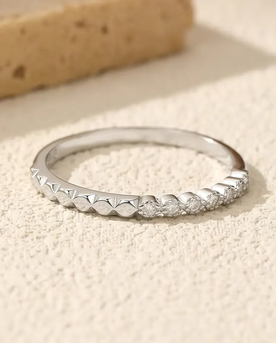 Anello mezza veretta con moissanite - sette pietre da 1,3 mm colore D / VVS1 e una fila di sfaccettature a piramide, argento 925, misure 5-9