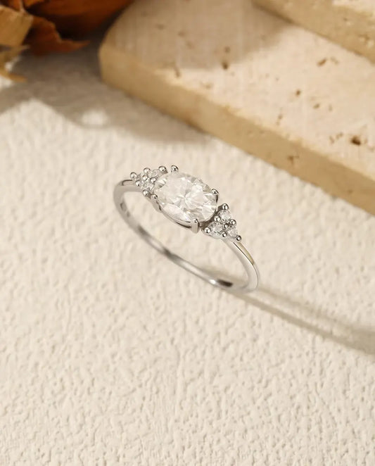 Anello con Moissanite Ovale – 1 carato colore D purezza VVS in argento 925, zirconi sulle spalle, misure 5-9