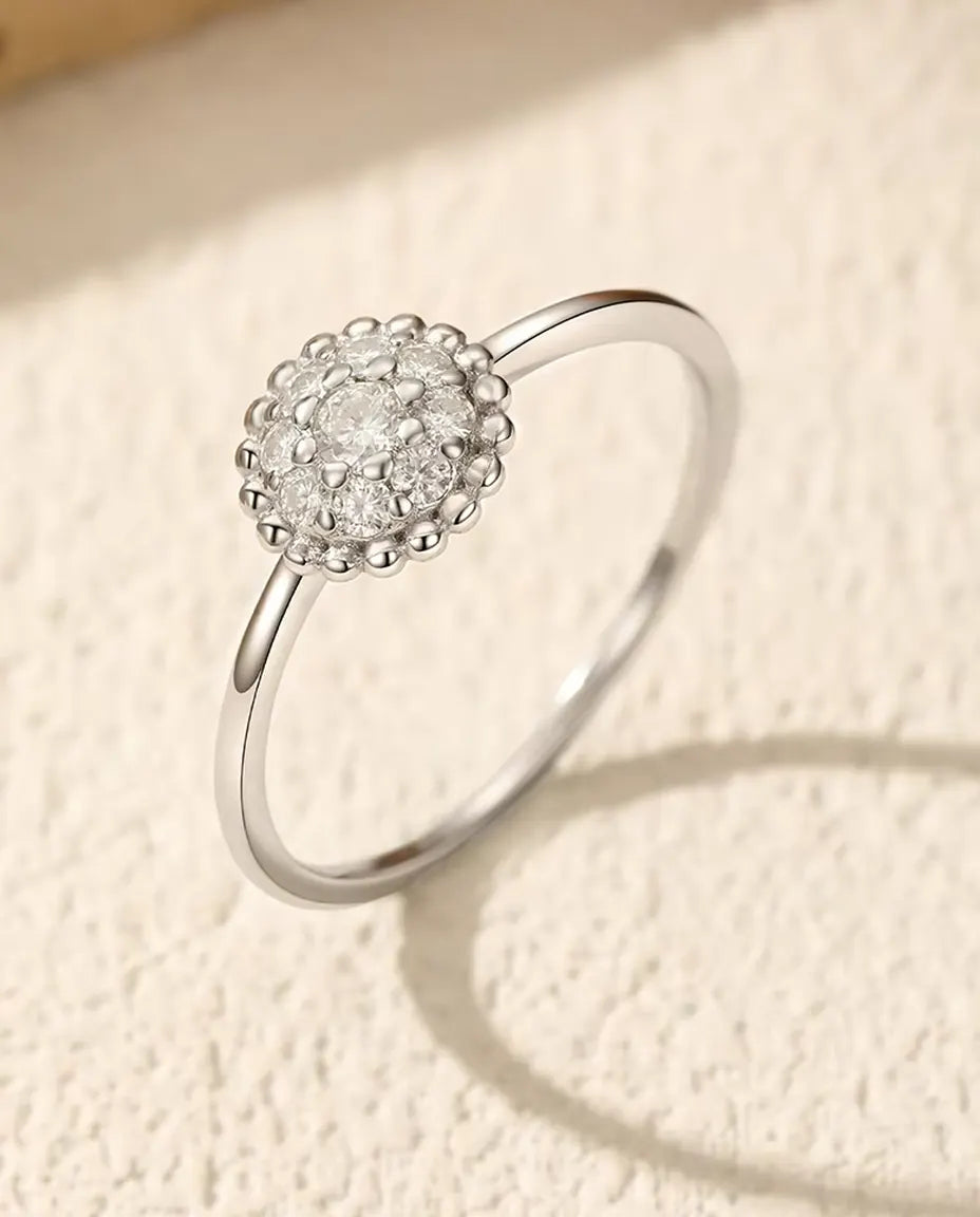 Anello rosetta con moissanite - pietra centrale da 0,06 ct e otto pietre in una cornice perlata da 8 mm in argento 925, misure 5-9