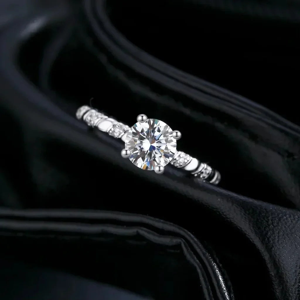 Anello Moissanite solitario intrecciato 1 carato in argento 925, pietra colore D VVS1 creata in laboratorio