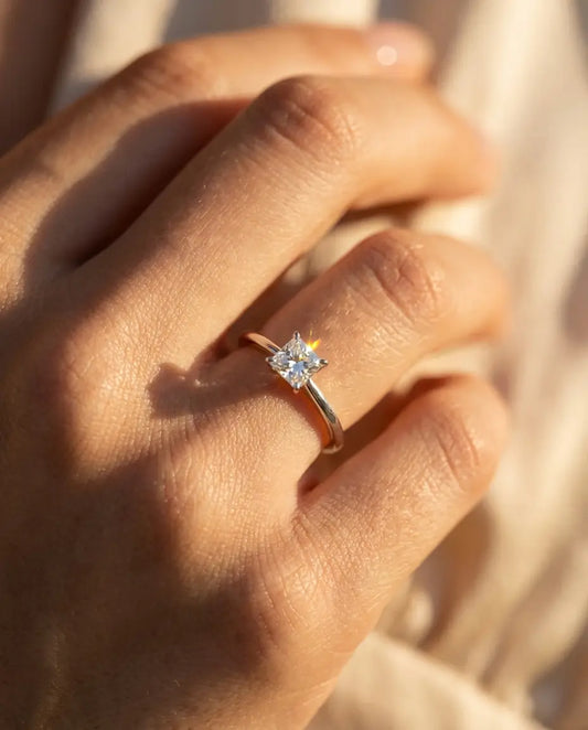 Anello Moissanite Solitario Taglio Princess 0,35 ct, Fascia Sottile in Argento Sterling 925