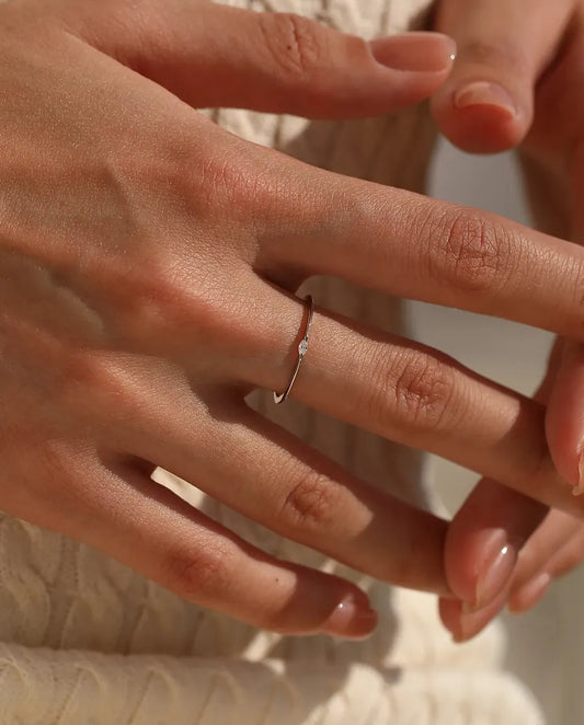 Anello Moissanite Sottile – Pietra Marquise Colore D Incastonata Bassa, Argento 925, Fedina Minimal Donna