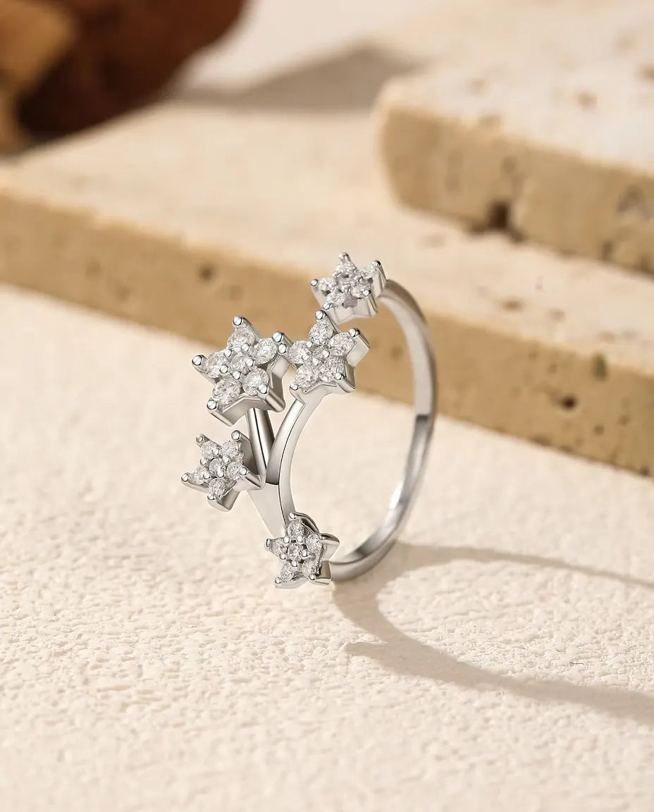 Anello Moissanite Stelle in Argento 925 - in piedi su una superficie chiara ruvida