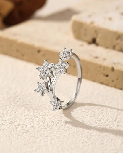 Anello Moissanite Stelle in Argento 925 - in piedi su una superficie chiara ruvida