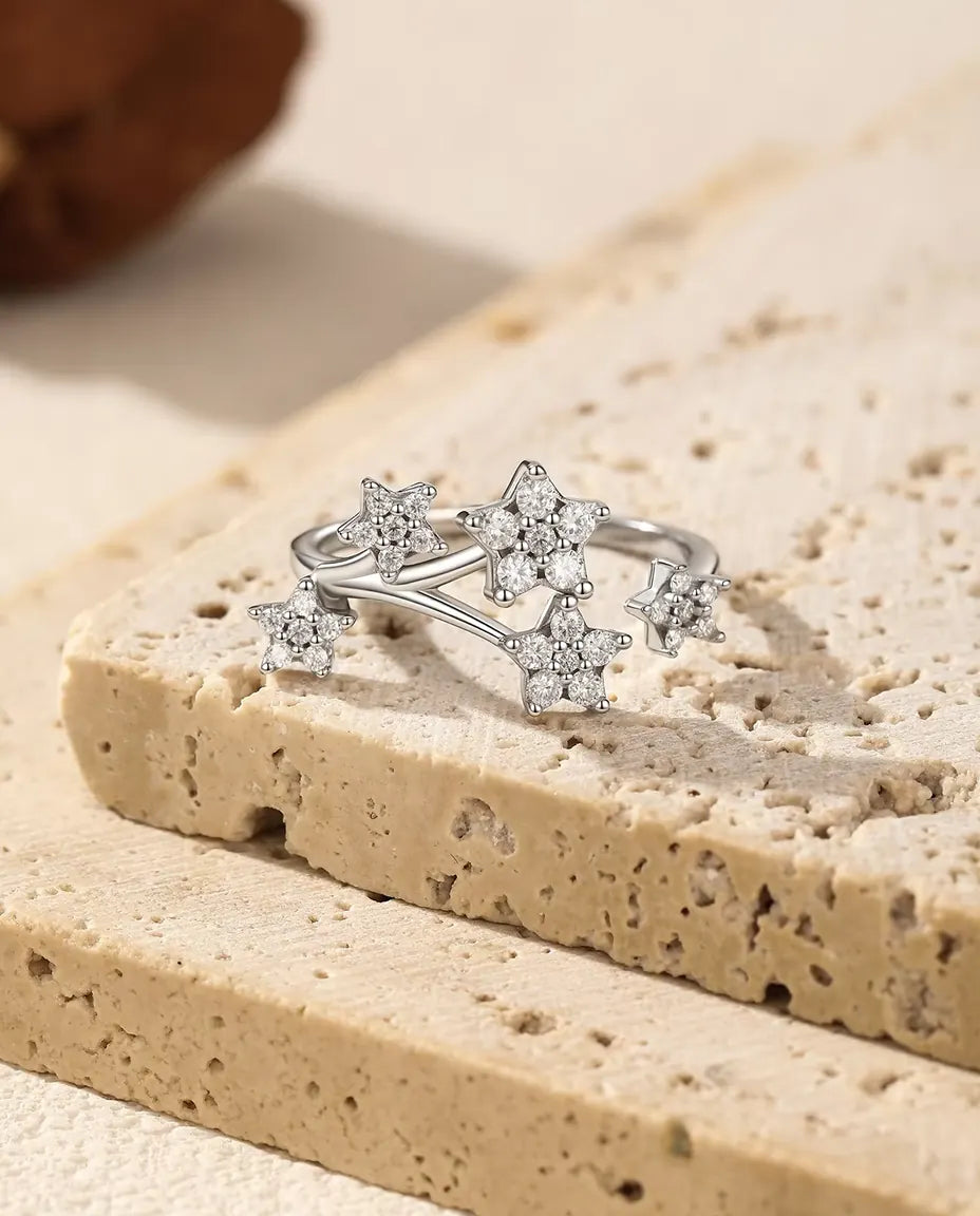 Anello Moissanite Stelle in Argento 925 - appoggiato sul bordo di una lastra di travertino