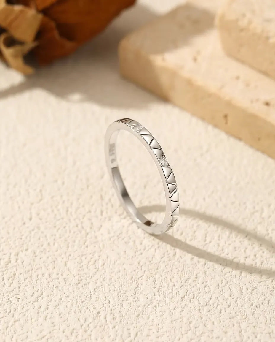 Anello Moissanite Impilabile in Argento 925 - in piedi su una superficie chiara ruvida