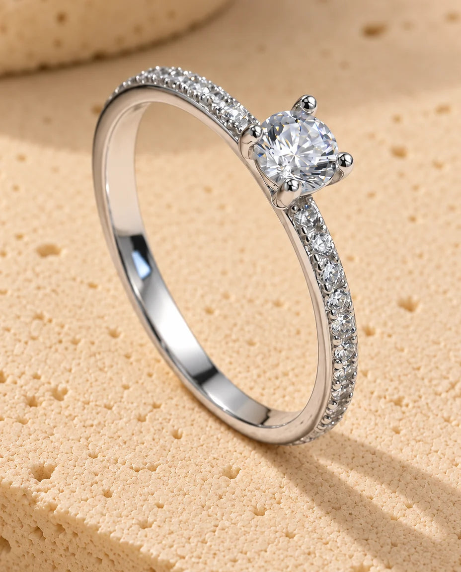 Anello Moissanite Taglio Quadrato 0 - esposto su un blocco di travertino