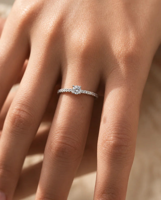 Anello Moissanite Taglio Quadrato 0 - indossato alla mano