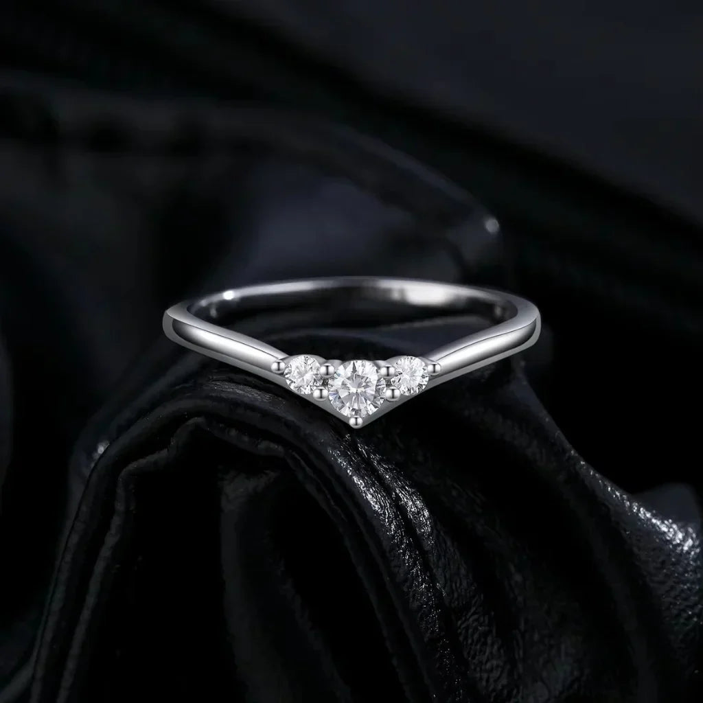 Anello Moissanite Tre Pietre – Anello di Fidanzamento Sottile in Argento 925, Idea Regalo per Lei