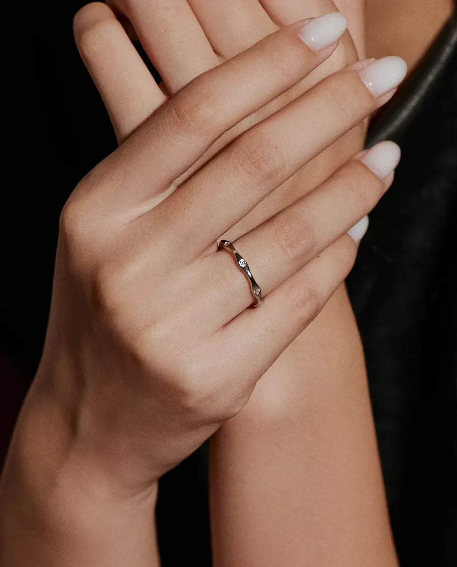 Anello Moissanite Onda in Argento 925 - indossato alla mano da una modella