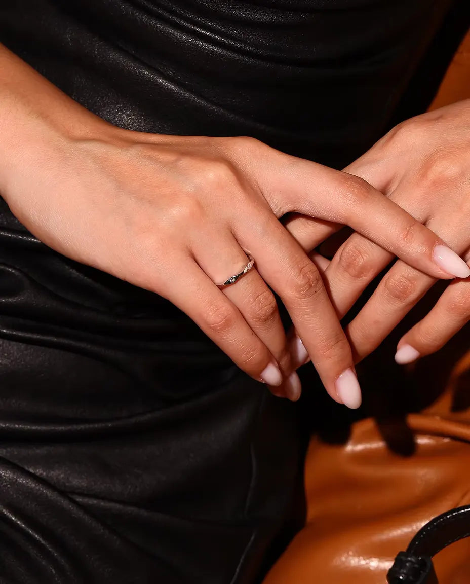 Anello Moissanite Onda in Argento 925 - indossato da una modella con le mani incrociate