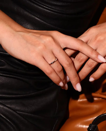 Anello Moissanite Onda in Argento 925 - indossato da una modella con le mani incrociate