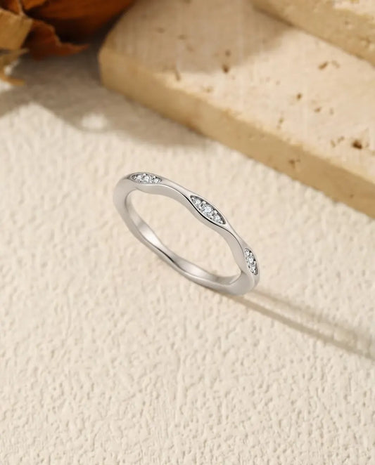 Anello Onda Moissanite in Argento 925 - in piedi su una superficie chiara ruvida