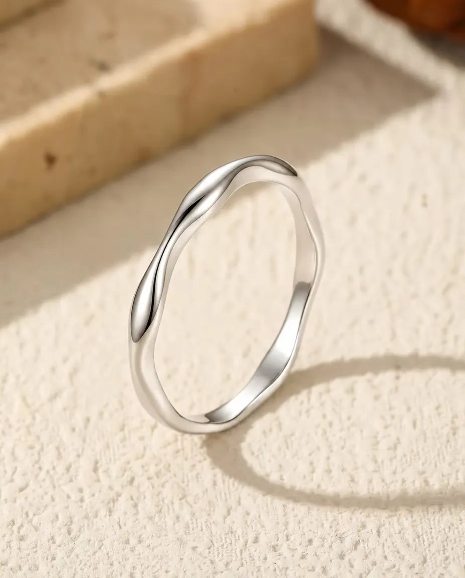 Anello Onda in Argento 925 - in piedi su una superficie chiara ruvida