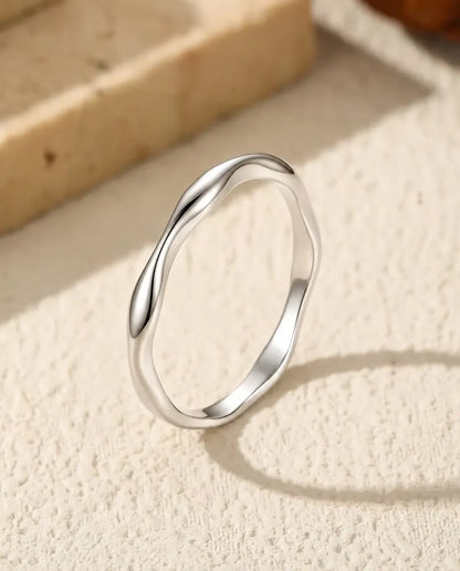 Anello Onda in Argento 925 - in piedi su una superficie chiara ruvida