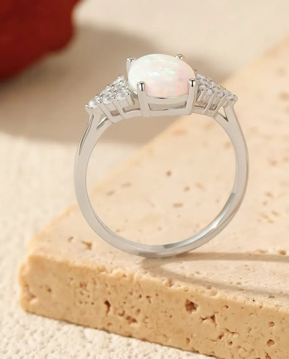 Anello con Opale Ovale da Donna - opale bianco 7 x 9 mm e spalle in pavé di zirconi, misure 5-9, argento 925
