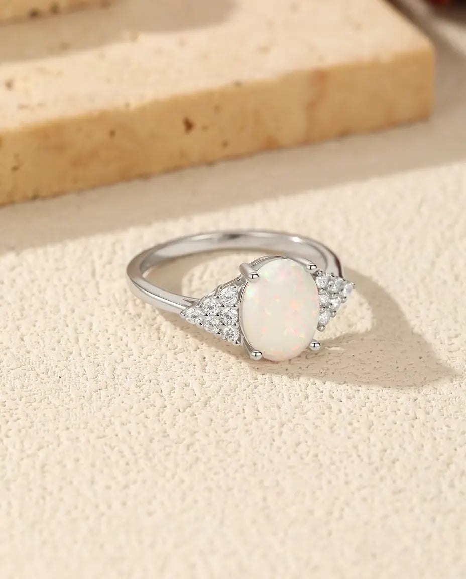 Anello con Opale Ovale da Donna - opale bianco 7 x 9 mm e spalle in pavé di zirconi, misure 5-9, argento 925