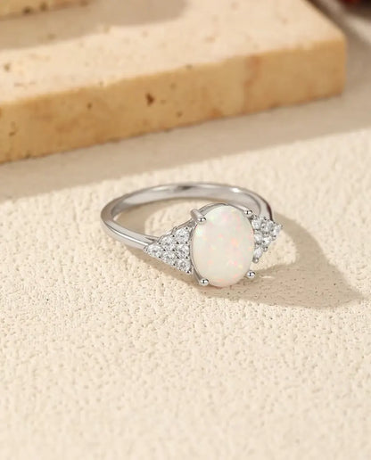 Anello con Opale Ovale da Donna - opale bianco 7 x 9 mm e spalle in pavé di zirconi, misure 5-9, argento 925