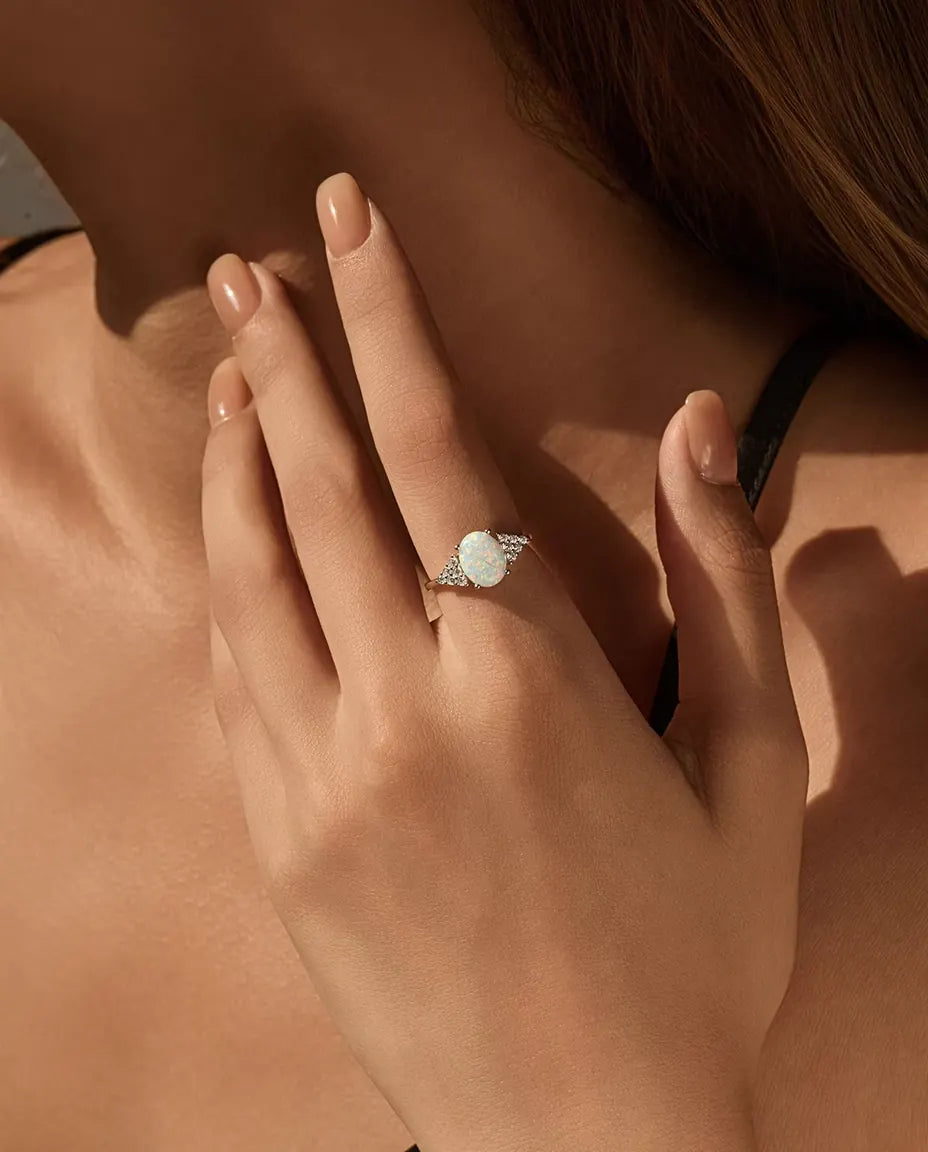 Anello con Opale Ovale da Donna - opale bianco 7 x 9 mm e spalle in pavé di zirconi, misure 5-9, argento 925