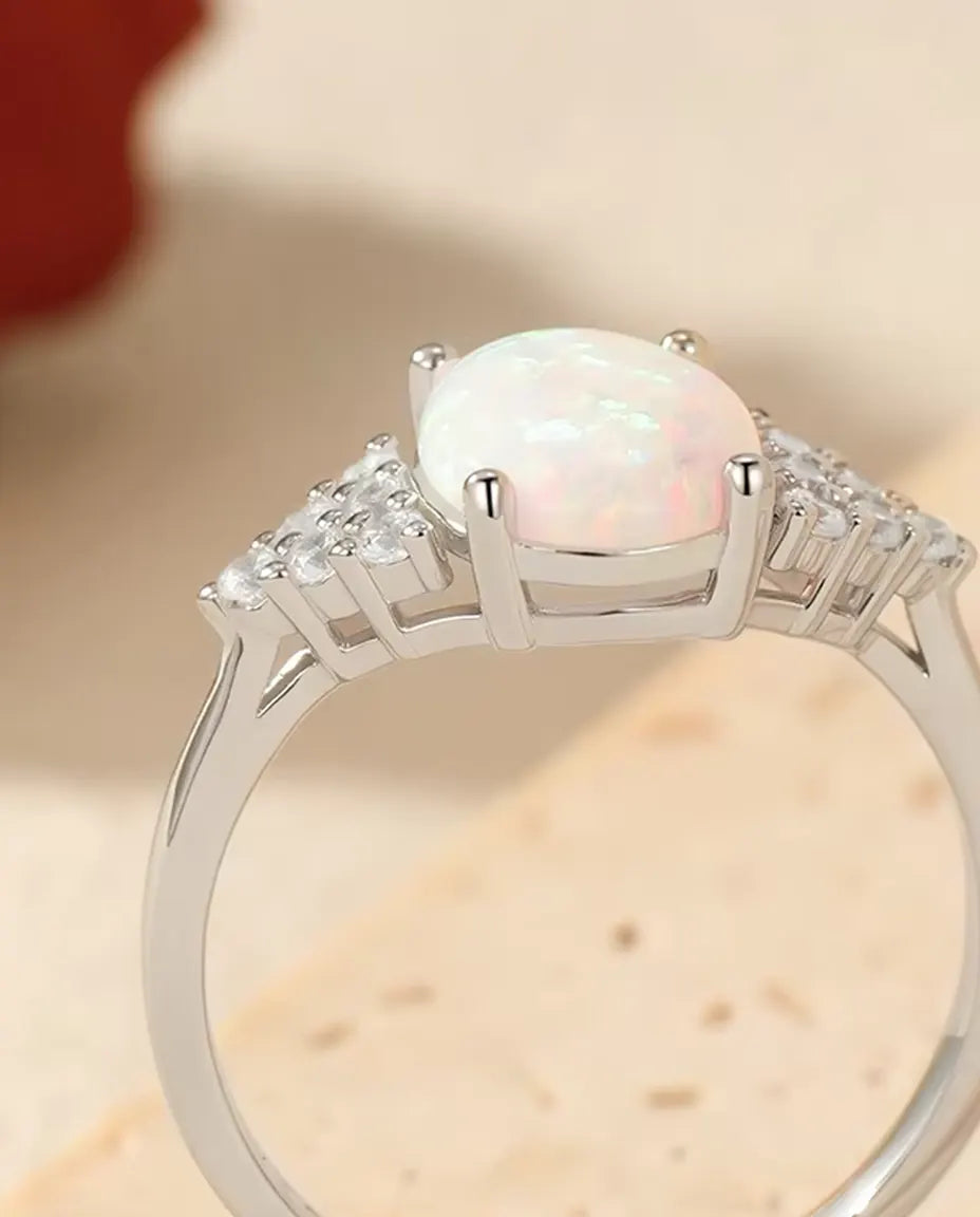 Anello con Opale Ovale da Donna - opale bianco 7 x 9 mm e spalle in pavé di zirconi, misure 5-9, argento 925