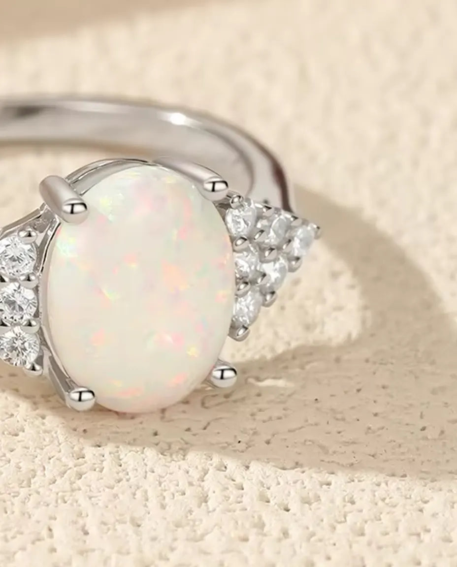 Anello con Opale Ovale da Donna - opale bianco 7 x 9 mm e spalle in pavé di zirconi, misure 5-9, argento 925