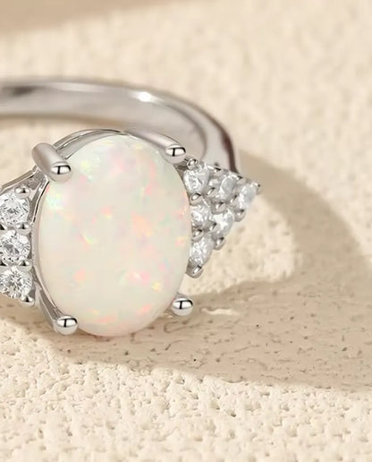 Anello con Opale Ovale da Donna - opale bianco 7 x 9 mm e spalle in pavé di zirconi, misure 5-9, argento 925