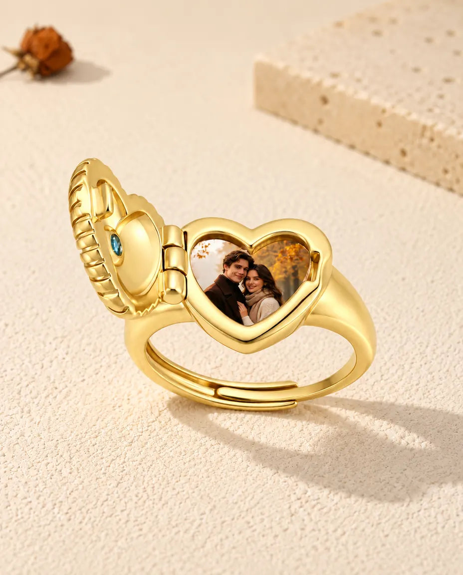 Anello portafoto a cuore aperto che mostra la foto stampata di una coppia nella cornice a cuore