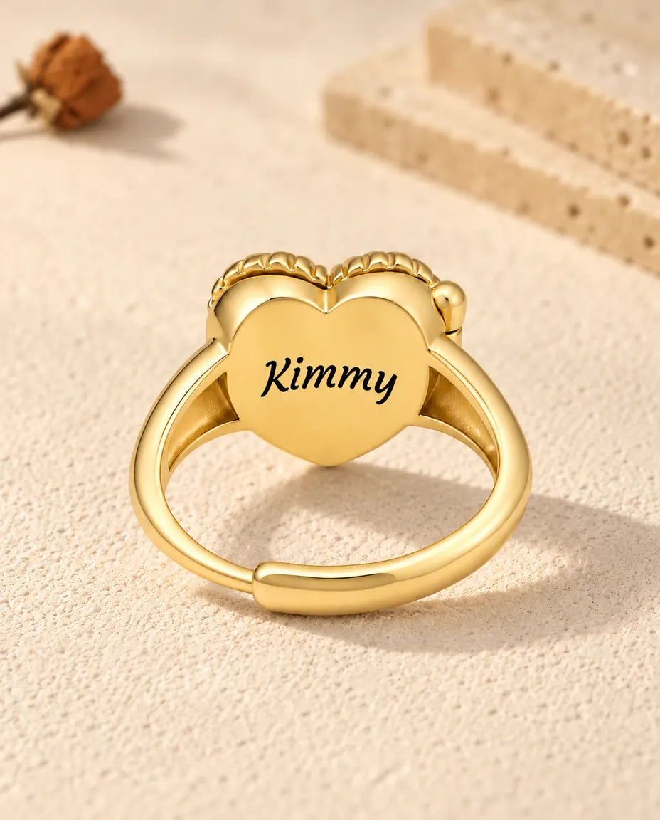 Vista del retro dell'anello portafoto a cuore con inciso il nome Kimmy