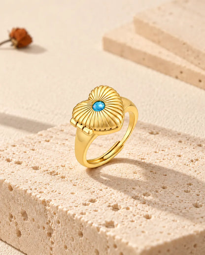 Anello portafoto a cuore chiuso, in piedi su un blocco di travertino