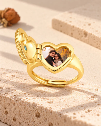 Anello portafoto a cuore aperto visto di lato, con la cerniera e la foto all'interno