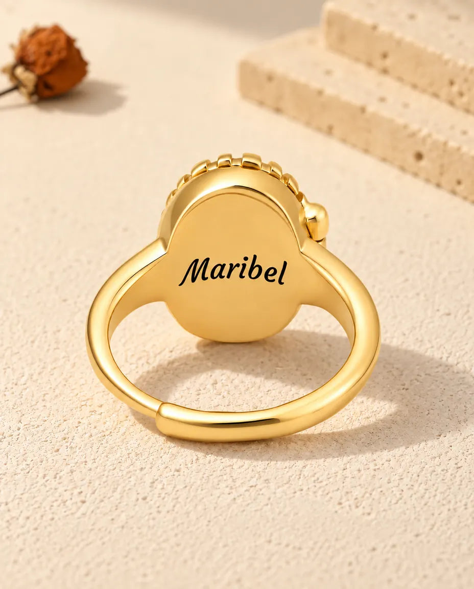 Vista del retro dell'anello portafoto ovale con inciso il nome Maribel