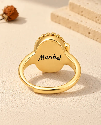 Vista del retro dell'anello portafoto ovale con inciso il nome Maribel