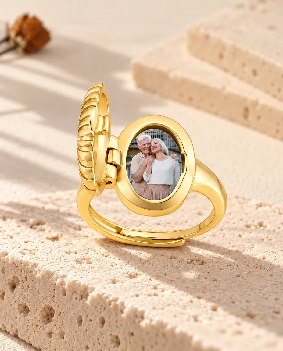 Anello portafoto ovale aperto visto di lato, con la cerniera e la foto all'interno