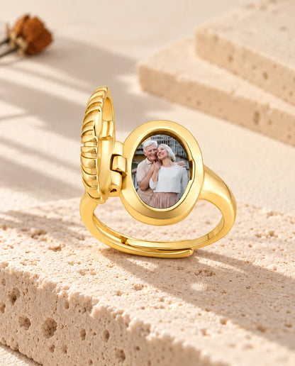 Anello portafoto ovale aperto visto di lato, con la cerniera e la foto all'interno