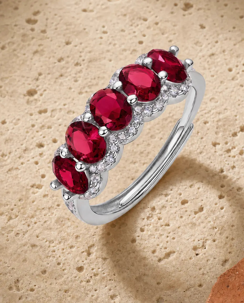 Anello Rubino Cinque Pietre – Halo Degradanti su Gambo Aperto Regolabile in Argento 925