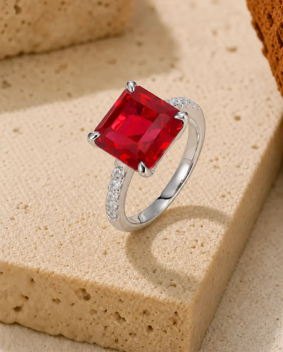 Anello Rubino Quadrato su Gambo Pavé in Argento 925 – Pietra di Nascita di Luglio per Lei