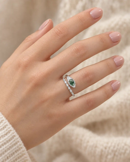 Anello Serpente Agata Muschiata in Argento 925 - indossato al dito da una modella, primo piano