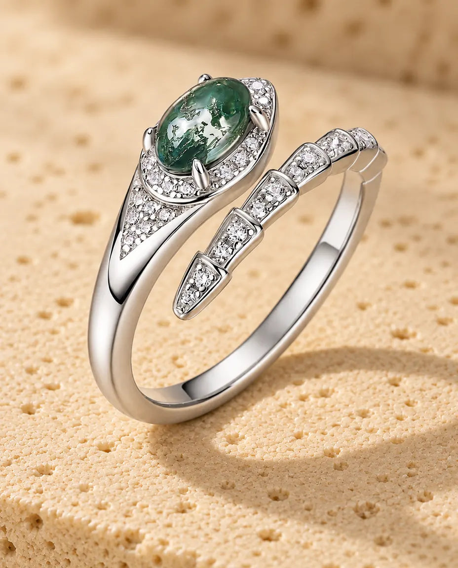 Anello Serpente Agata Muschiata in Argento 925 - in piedi su una superficie chiara ruvida