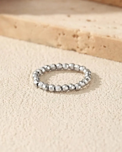 Anello a sfere sfaccettate regolabile - fascia di sfere da 2,5 mm, misure US 6-9, argento 925 massiccio